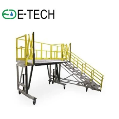Plataforma de trabajo industrial con escalera móvil